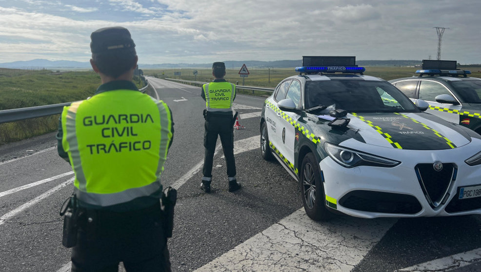 Guardias Civiles realizan un control en una carretera de Cáceres sobre el uso de los cinturones de seguridad