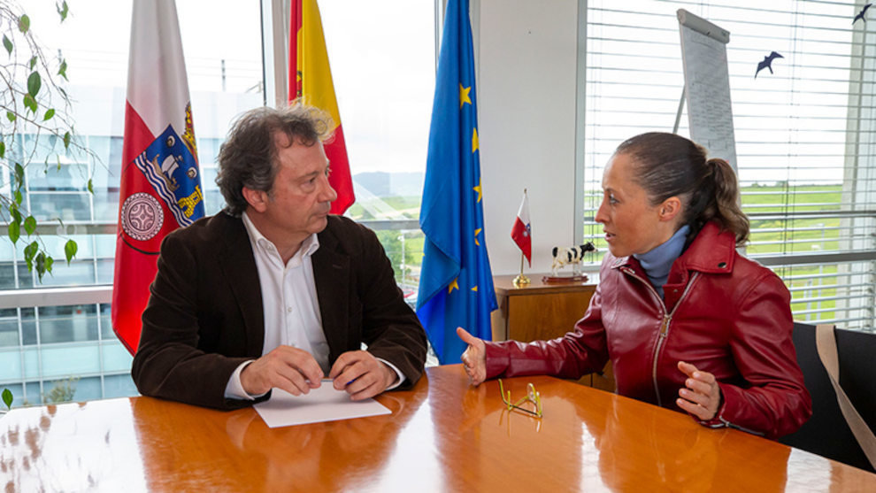 El consejero de Desarrollo Rural, Ganadería, Pesca y Alimentación, Pablo Palencia, se reúne con la alcaldesa de Molledo, Verónica Mantecón