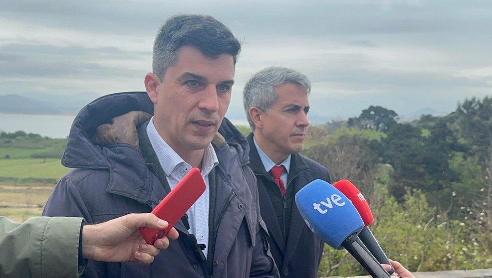 En primer plano, el portavoz del PSOE en el Ayuntamiento de Santander, Daniel Fernández, junto al secretario general del partido en Cantabria, Pablo Zuloaga