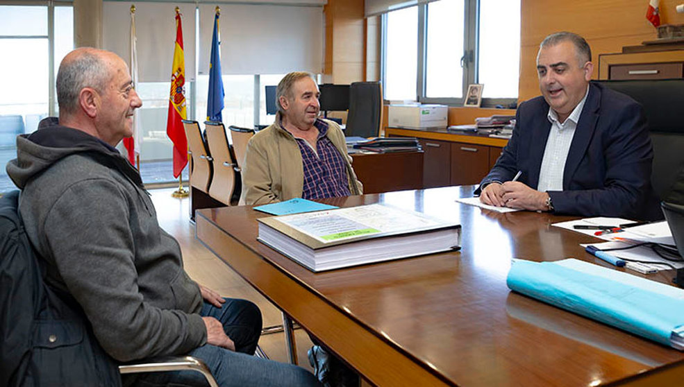 El consejero de Fomento, Ordenación del Territorio y Medio Ambiente, Roberto Media, recibe al alcalde de Luena, José Ángel Ruiz