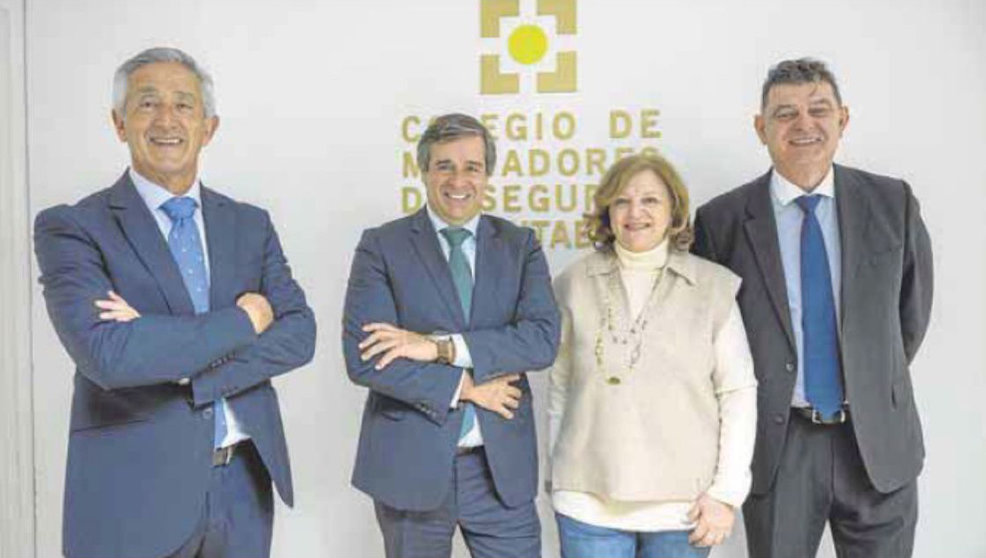De izq. a der., José Luis Marquínez (secretario), Víctor J. Carpintero (presidente), Mª Ángeles Ruiz (gerente) y Jorge Maíz (tesorero)