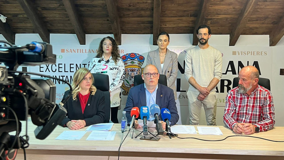 Rueda de prensa del alcalde de Santillana del Mar, Ángel Rodríguez, sobre el Plan de Sostenibilidad Turística rechazado por el Gobierno