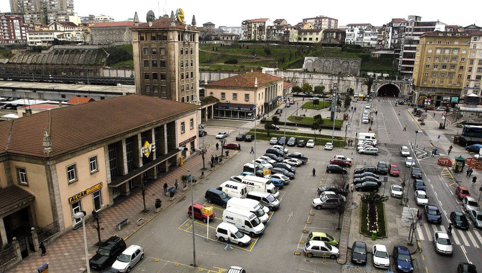 Imagen de la Plaza de Estaciones de Renfe y Feve de la ciudad de Santander.
