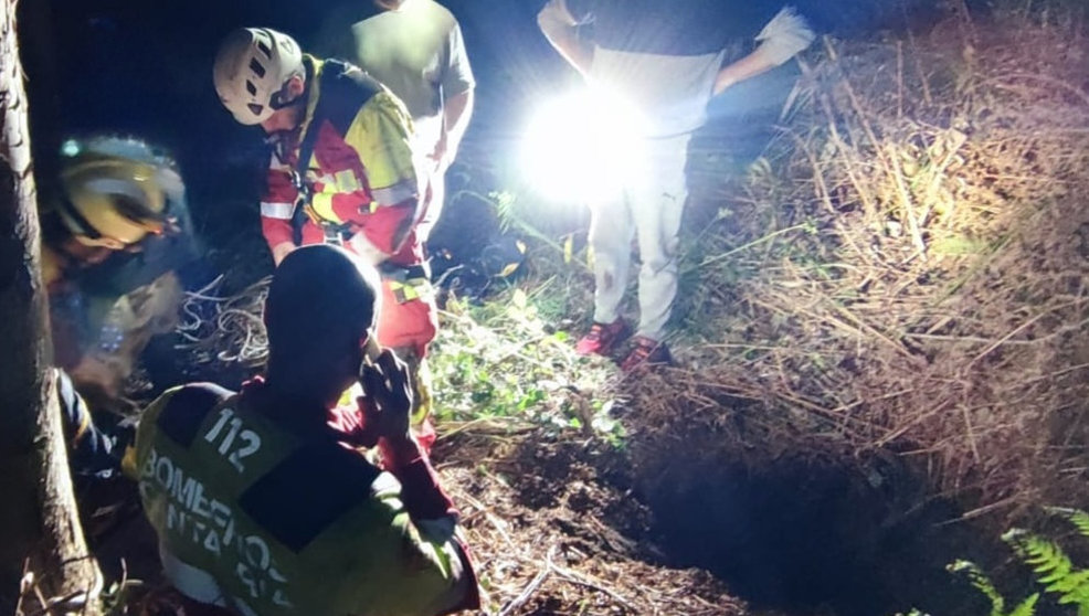 Rescate del hombre que cayó en una torca de unos ocho metros en Solórzano