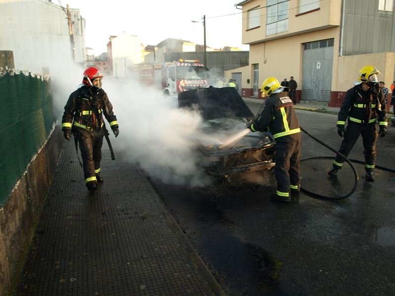 Bomberos atendiendo una urgencia