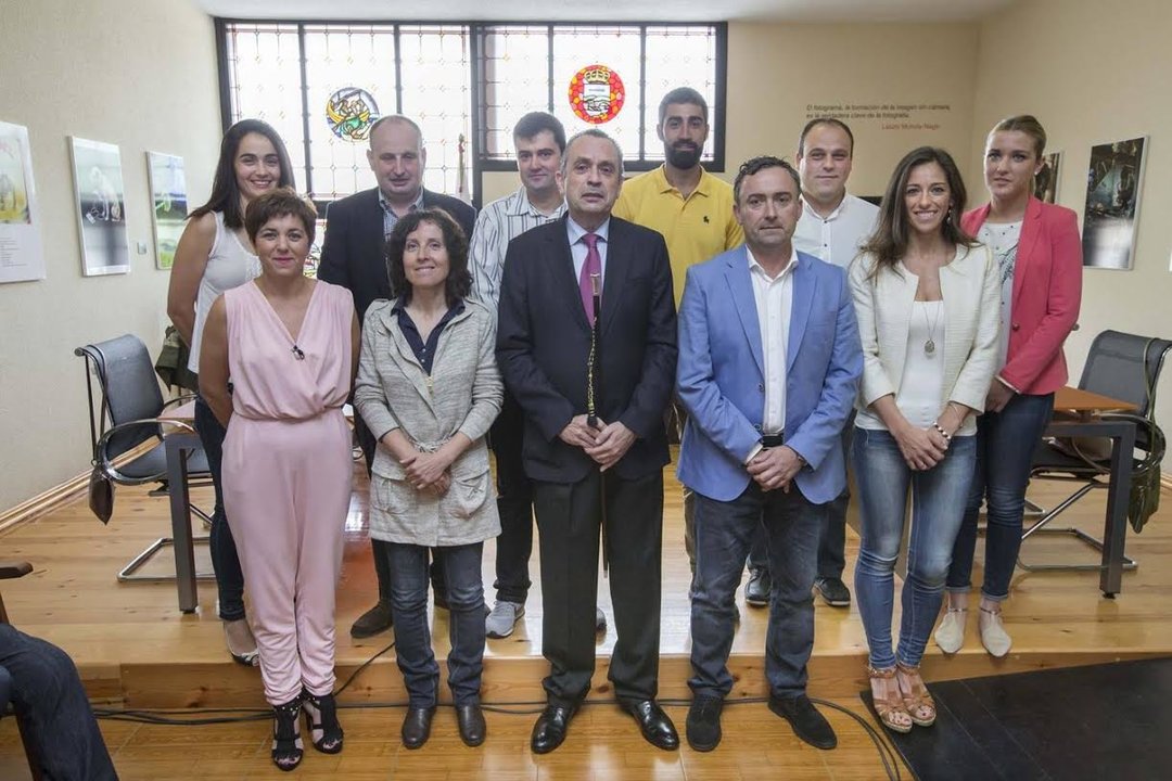 Santiago Rego con el bastón de Alcalde de Liérganes