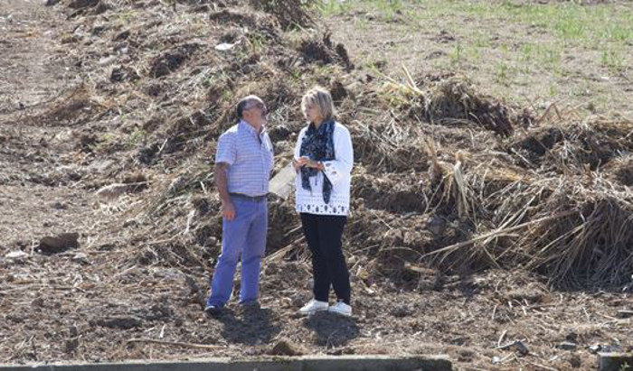 Ángel Gutiérrez y Esther Bolado, durante la visita a la finca