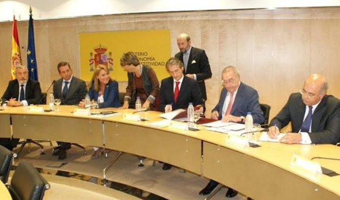 Íñigo de la Serna, durante la firma de las nuevas condiciones del Fondo Social de Vivienda