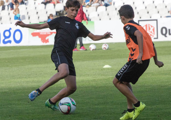 Jugadores de la base verdiblanca juegan un partidillo en el descanso del Racing- UD Logroñés