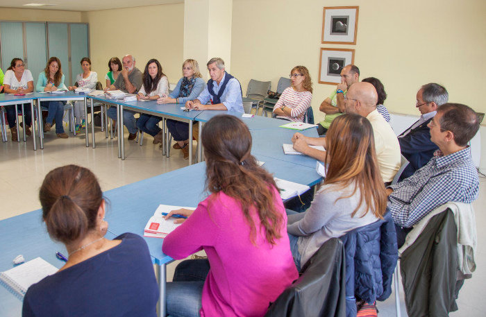 Un momento de la reunión con centros educativos y AMPAs