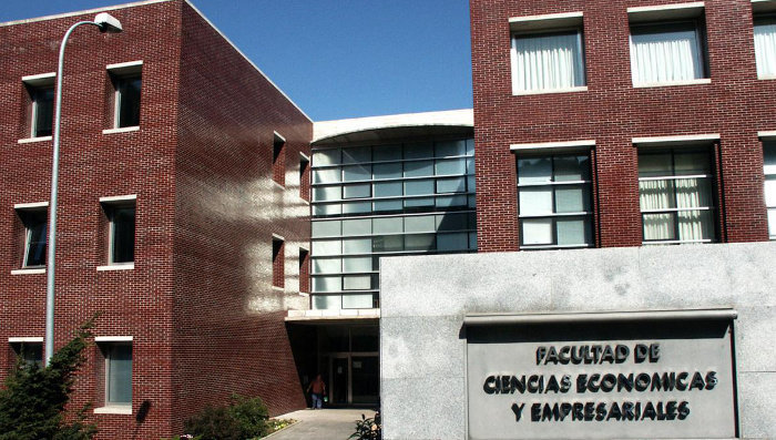 Fachada de la Facultad de Ciencias Económicas y Empresariales de la Universidad de Cantabria