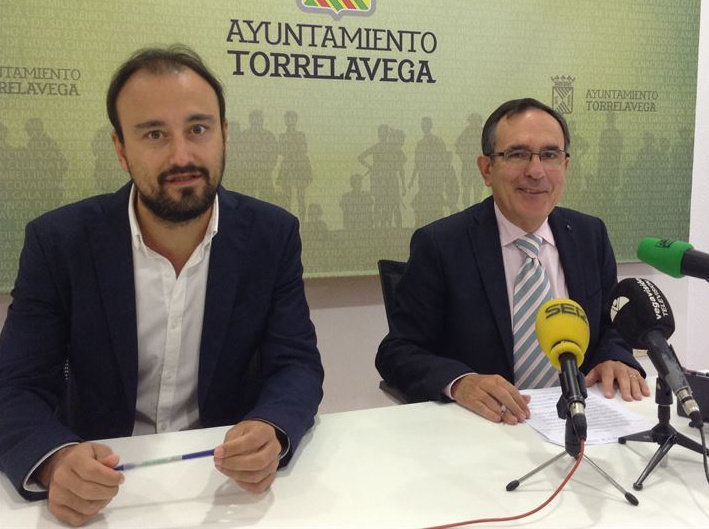 El alcalde, José Manuel Cruz Viadero, junto con el primer teniente de alcalde, Javier López Estrada