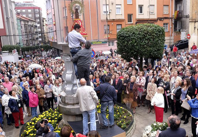 Plaza de Perines donde se erige la imagen de la Virgen.