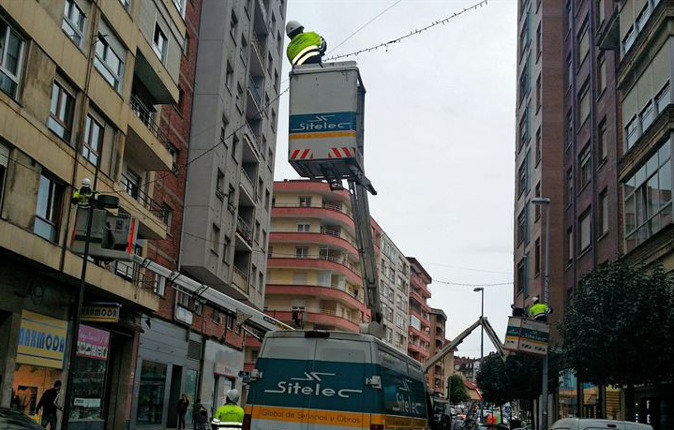 Trabajos de instalación de las luces navideñas en Camargo. Foto: Archivo