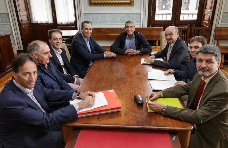 Un momento de la reunión entre el Ejecutivo y el grupo municipal