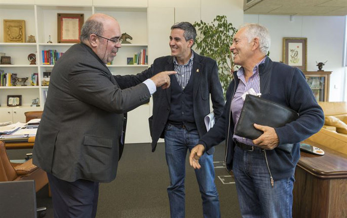 El consejero, Jesús Oria, ha recibido al alcalde de Santa Cruz de Bezana, Pablo Zuloaga