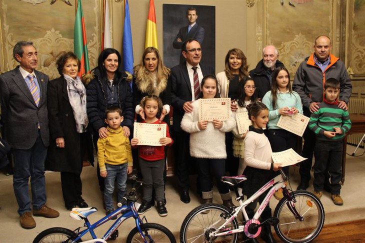 El alcalde José Manuel Cruz Viadero, y Juncal Herreros, concejala de Cultura, han acompañado a la esposa de Juan Carlos Santos Sánchez en la entrega de premios