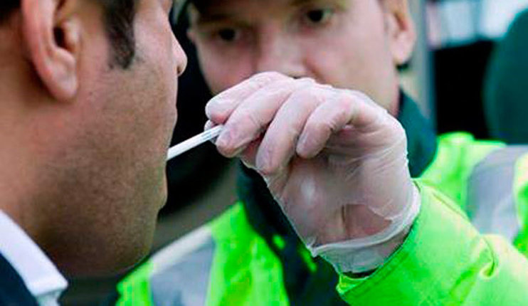 Prueba de saliva durante un control de drogas