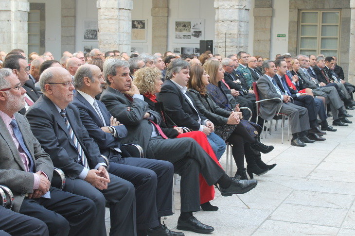 Miembros de todos los grupos parlamentarios han acudido al acto en el Parlamento