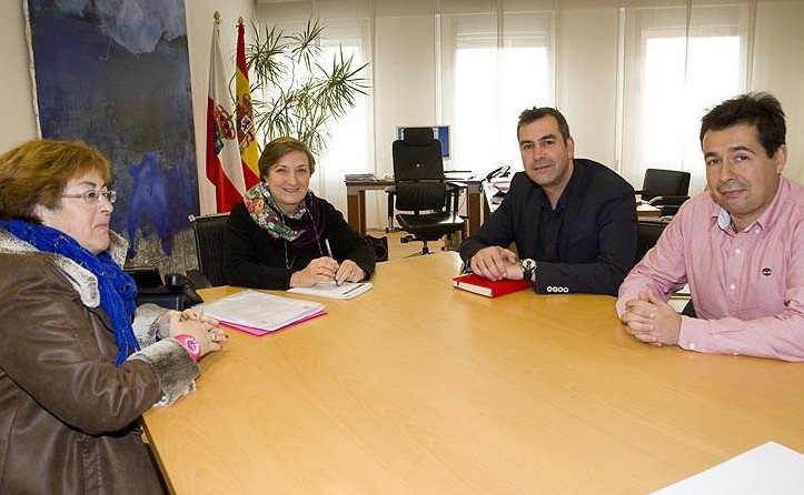 Imagen de la reunión entre la consejera y los miembros del Consistorio