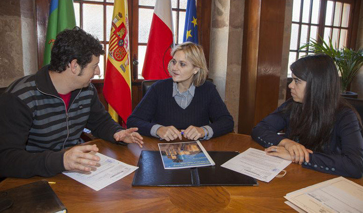 La alcaldesa de Camargo, Esther Bolado, durante el encuentro con la ONG Ashua Amigar