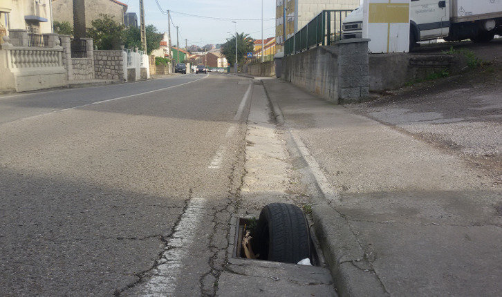 Los vecinos han introducido una rueda en una alcantarilla para evitar daños en los coches