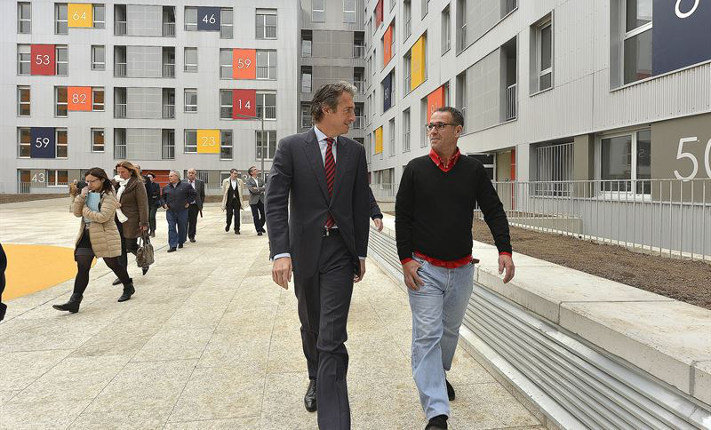 El alcalde de Santander, Íñigo de la Serna, durante la visita a las VPO de La Albericia