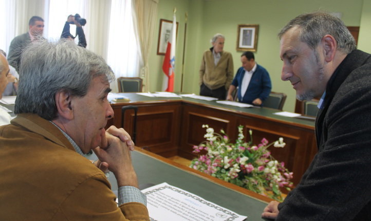 El presidente de AMA, Antonio Vilela (der.) conversa con el consejero de Presidencia, Rafael de la Sierra