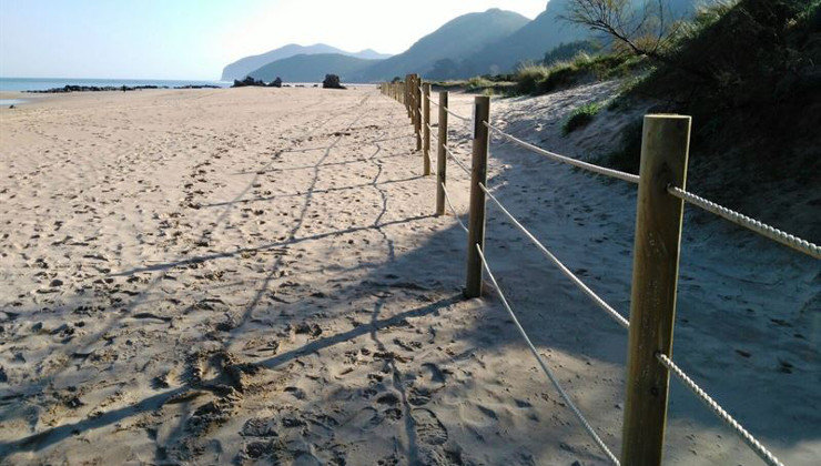 Los trabajos en la playa de las Helgueras para conservar las dunas ya han comenzado