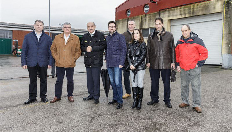 El consejero de Obras Públicas, José María Mazón, ha visitado las obras del nuevo edificio de la lonja de Colindres