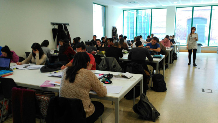 Los estudiantes de Cantabria piden que haya más bibliotecas abiertas para poder estudiar