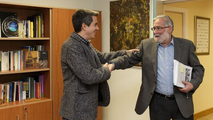 El alcalde de Santa Cruz de Bezana, Pablo Zuloaga, saluda al consejero de Educación, Ramón Ruiz