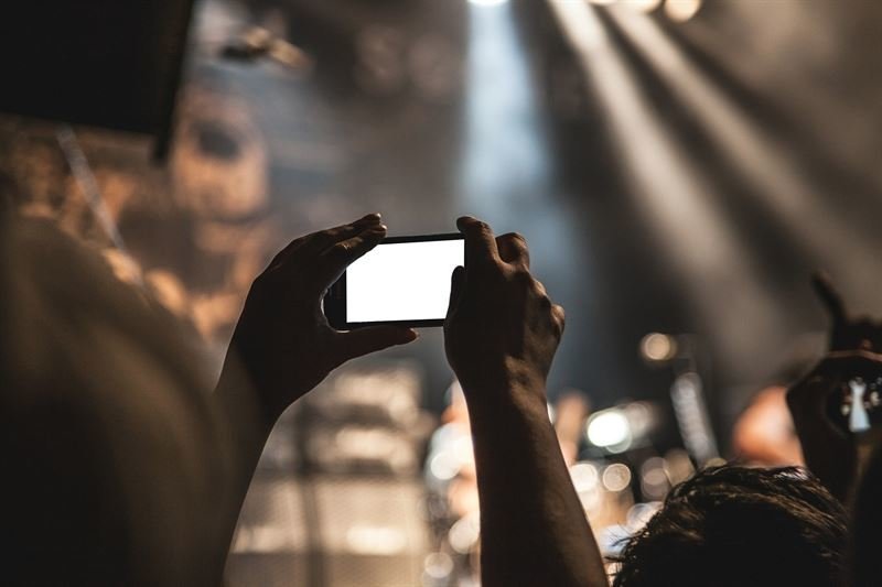 los españoles dedican más de dos horas al uso de sus teléfonos móviles de manera diaria, casi tres horas y media en el caso de los jóvenes entre 16 y 24 años