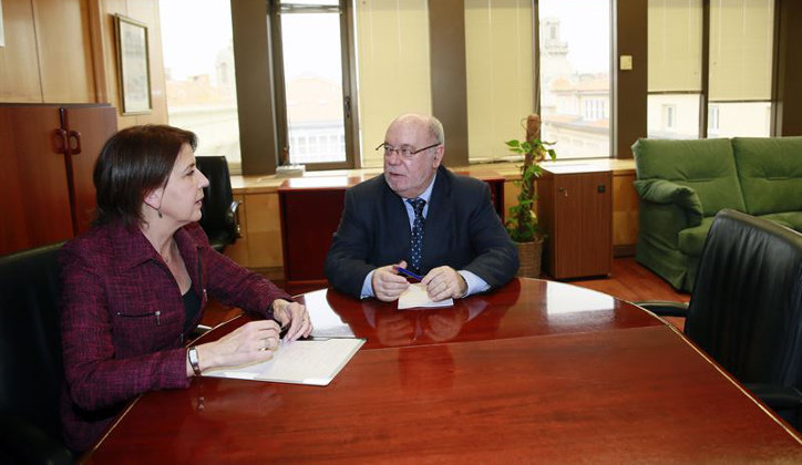 La alcaldesa de Molledo, Teresa Montero, con el consejero de Economía, Juan José Sota