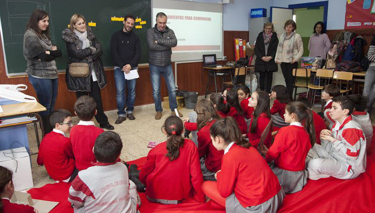 La alcaldesa de Camargo, Esther Bolado, visita el primero de los colegios para presentar los talleres de emprendimiento