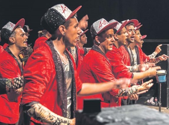 La murga Los Artistas interpreta su peculiar &#34;gozadera&#34;