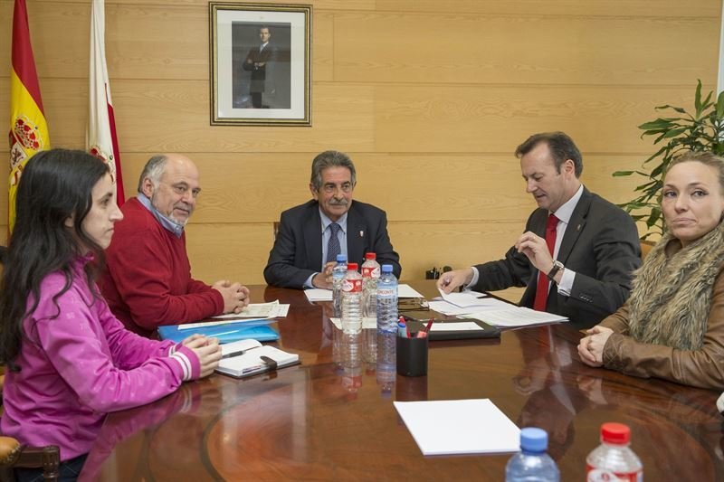 Un momento de la reunión con la plataforma Stop Desahucios