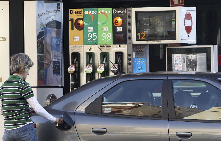 Un coche reposta en una gasolinera