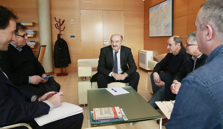 El consejero de Obras Públicas, José María Mazón, durante su reunión con la Cofradía de Pescadores de Colindres