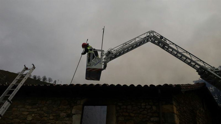 Los bomberos han sofocado el incendio de la vivienda desalojada