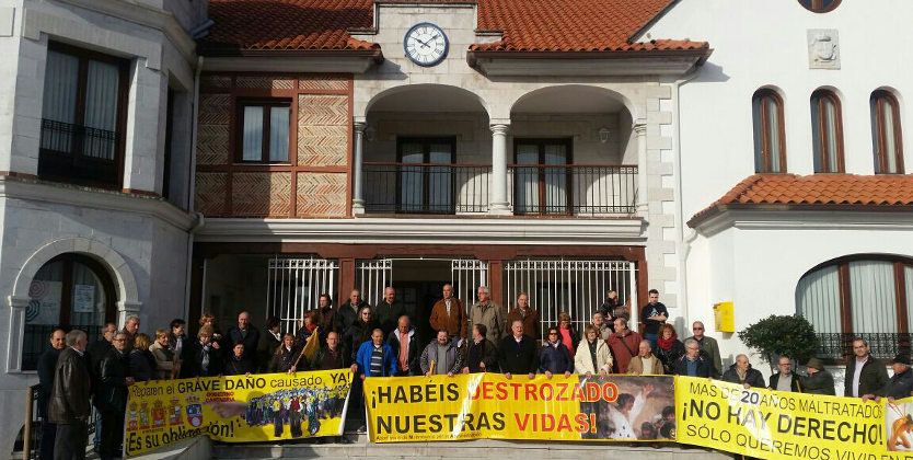 Concentración de los afectados por los derribos en Argoños