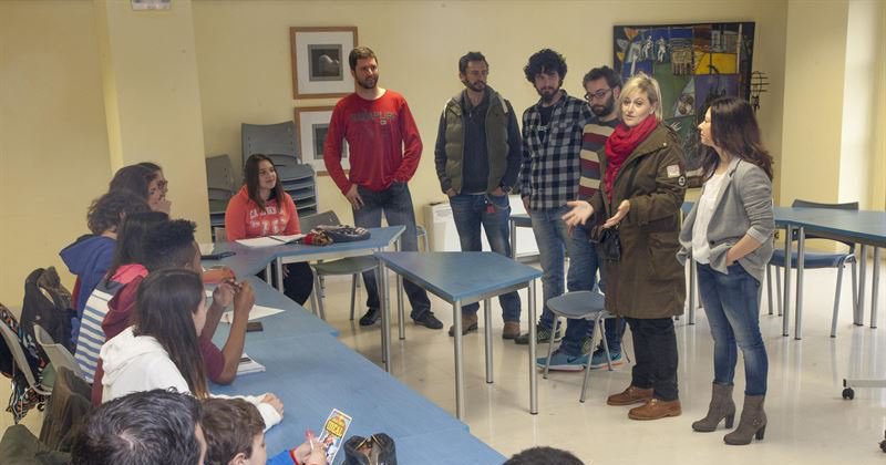 La alcaldesa de Camargo, Esther Bolado, durante la visita al taller de cine y fotografía