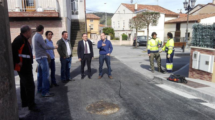 El alcalde de Torrelavega, José Manuel Cruz Viadero, ha visitado el barrio de San Lorenzo de Campuzano