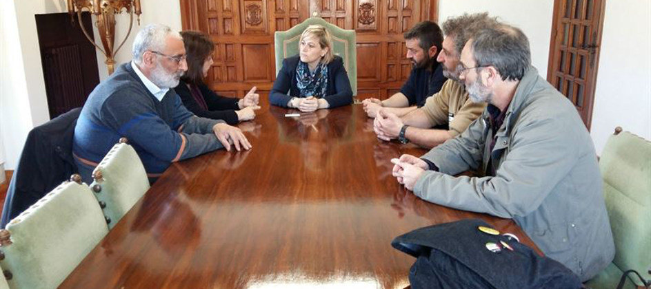 La alcaldesa de Camargo, Esther Bolado, durante el encuentro con la ONG