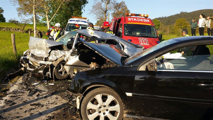 El choque frontal ha dejado los coches destrozados y seis heridos de diversa gravedad