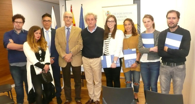 El presidente del Colegio de Médicos de Cantabria, Tomás Cobo, junto a los alumnos precolegiados