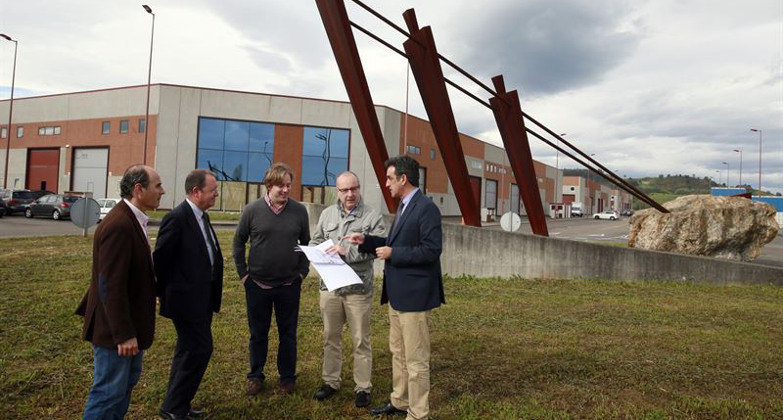 El consejero de Industria, Francisco Martín, durante su visita al Parque Empresarial Besaya