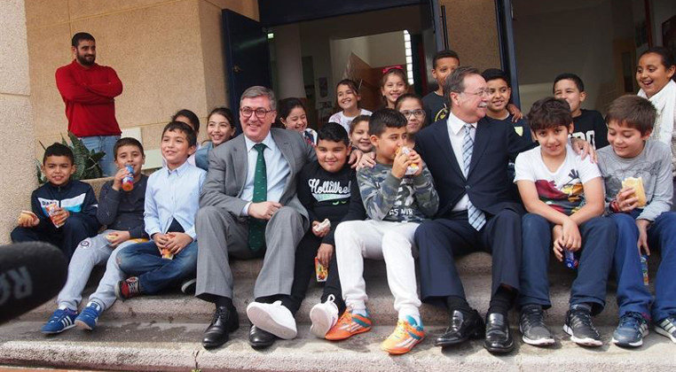 El secretario de Estado de Educación, Formación Profesional y Universidades, Marcial Marín, junto a los alumnos de Ceuta que han realizado la &#39;reválida&#39; de Primaria