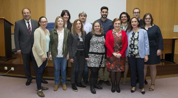 La consejera de Sanidad, María Luisa Real, junto a los residentes del Hospital Sierrallana de Torrelavega