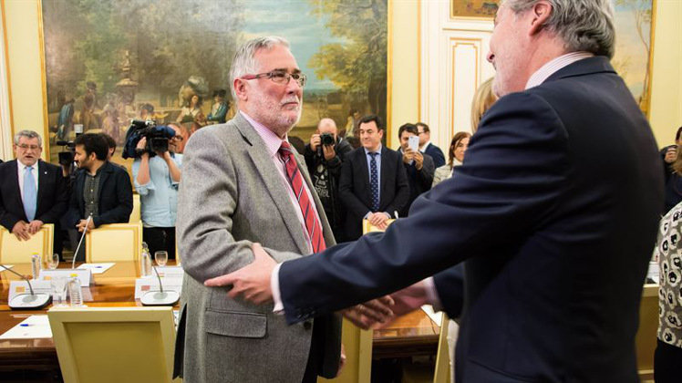 El consejero de Educación, Ramón Ruiz, saluda al ministro del ramo, Íñigo Méndez de Vigo